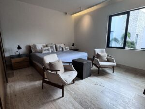 Casa exclusiva en Lagos del Sol Cancún con materiales premium y detalles arquitectónicos sofisticados