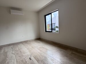 Casa moderna en Lagos del Sol Cancún con carpintería fina en madera de tzalam y encino