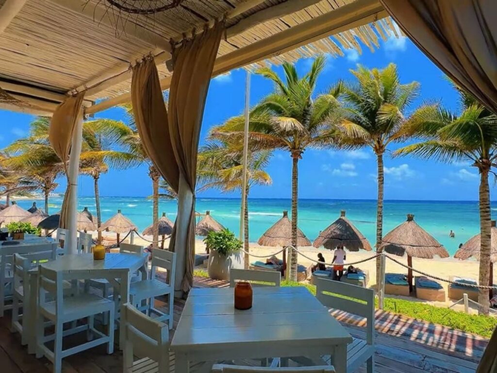 Casa premium en venta en Tulum Country Club con acceso a club de playa y amenidades acuaticas