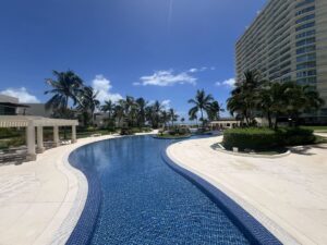 Condominio de super lujo en venta en SLS Puerto Cancún con 3 recámaras, terraza, cocina moderna, acabados de primer nivel, varias albercas, seguridad y amenidades de lujo