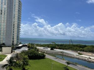 Condominio de super lujo frente al mar con acceso a playa en SLS Puerto Cancún