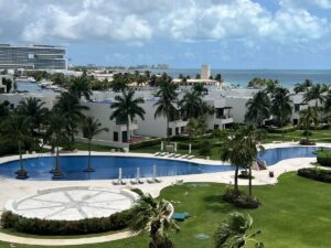 Condominio exclusivo en venta en SLS Puerto Cancún con varias albercas y áreas recreativas