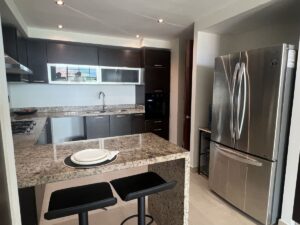 Condominio premium en Puerto Cancún con 3 recámaras, terraza y cocina moderna de lujo