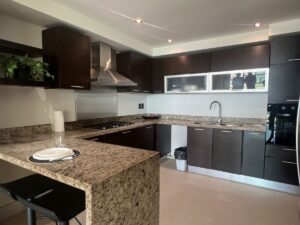 Condominio premium en Puerto Cancún y cocina con equipo de alta gama