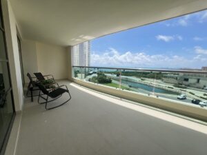 Condominio premium en venta en SLS Puerto Cancún frente al mar con 3 recámaras y terraza