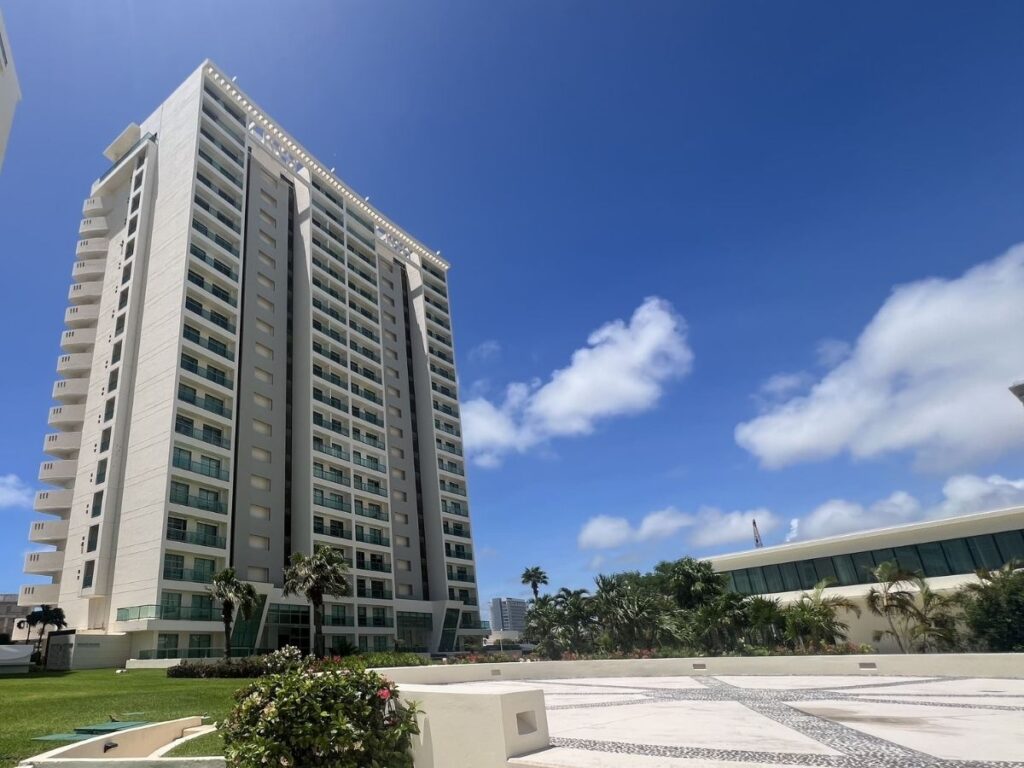 Departamento de super lujo en SLS Puerto Cancún con acceso a playa y vista al mar