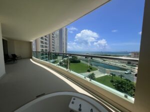 Departamento en venta en SLS Puerto Cancún con cocina moderna, terraza y espacios amplios