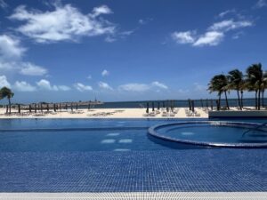 Departamento exclusivo frente al mar en SLS Puerto Cancún con acceso a playa y amenidades premium