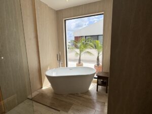 Propiedad exclusiva en Lagos del Sol Cancún con diseño de tres niveles y amplios ventanales