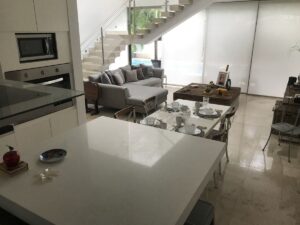Residencia Moderna en las Olas en Tulum Country Club con espacios amplios y grandes ventanales