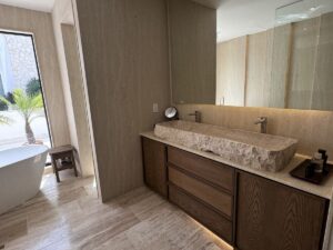 Residencia de alta gama en Lagos del Sol Cancún con 5 recámaras, 5 baños, mármol travertino, carpintería de tzalam, cocina de lujo y espacios amplios, abiertos e iluminados.