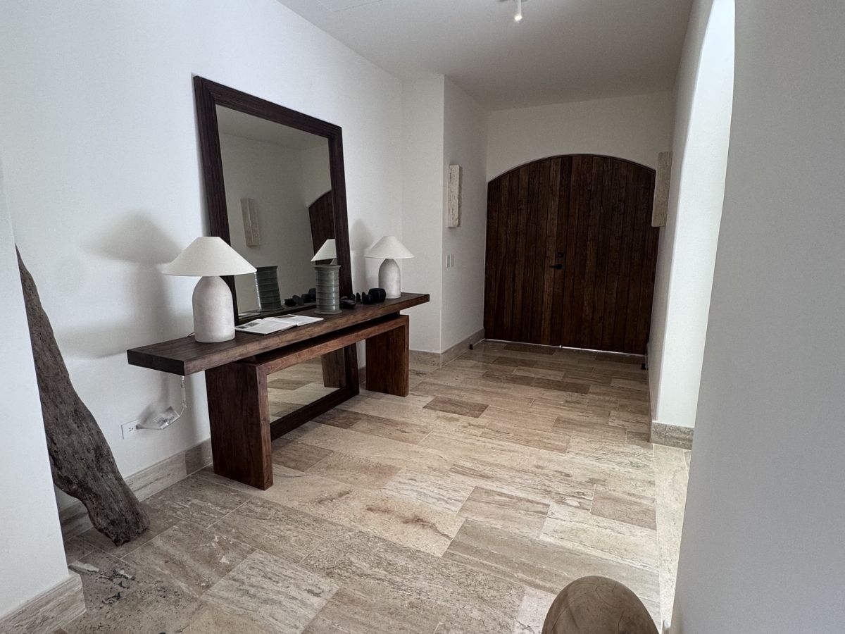 Residencia de alta gama en Lagos del Sol Cancún con piso de mármol travertino y acabados de lujo