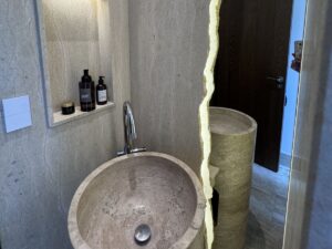 Residencia de lujo en Lagos del Sol Cancún con cinco baños modernos y cristal templado