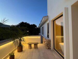 Residencia de lujo en venta en Lagos del Sol Cancún con amplias terrazas exteriores