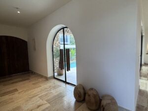 Residencia de tres niveles en Lagos del Sol Cancún con alberca privada y acabados de primera calidad