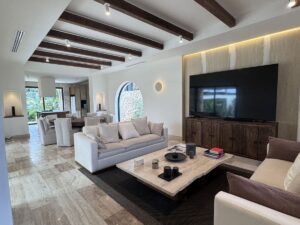 Residencia exclusiva en Lagos del Sol Cancún con carpintería en madera de tzalam y encino