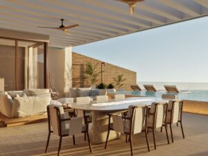 Residencia frente al mar en St Regis Cancún con amplia terraza privada, iluminación natural y áreas sociales de primer nivel
