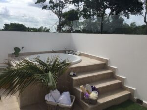 Residencia moderna en Tulum Country Club con iluminación natural, acabados de primer nivel y terraza con jacuzzi