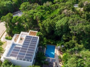 Residencia moderna en venta en Tulum Country Club con acabados de primer nivel y paneles solares