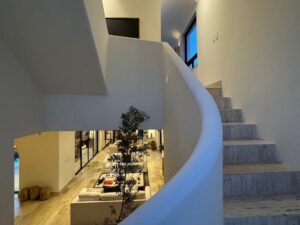 Residencia premium en venta en Lagos del Sol Cancún con 5 recámaras y tres niveles de diseño exclusivo