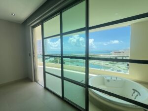 Terraza con jacuzzi y vista panorámica en condominio de lujo en venta en Puerto Cancún