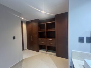 Vestidores en cada recámara en condominio de lujo en venta en Puerto Cancún